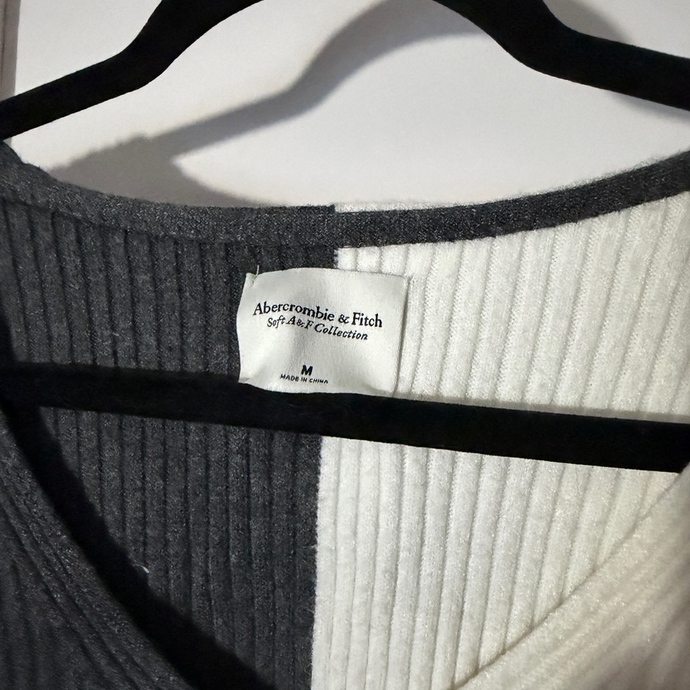 Abercrombie & Fitch Split Two-Tone V-Neck Colorblock Sweater - Grey & Ivory - Picture 3 of 4